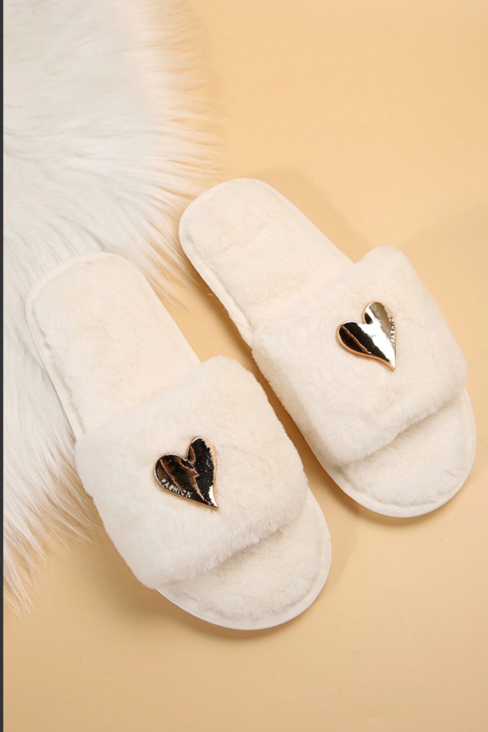 Heart Pendant Fluffy Slippers Color white